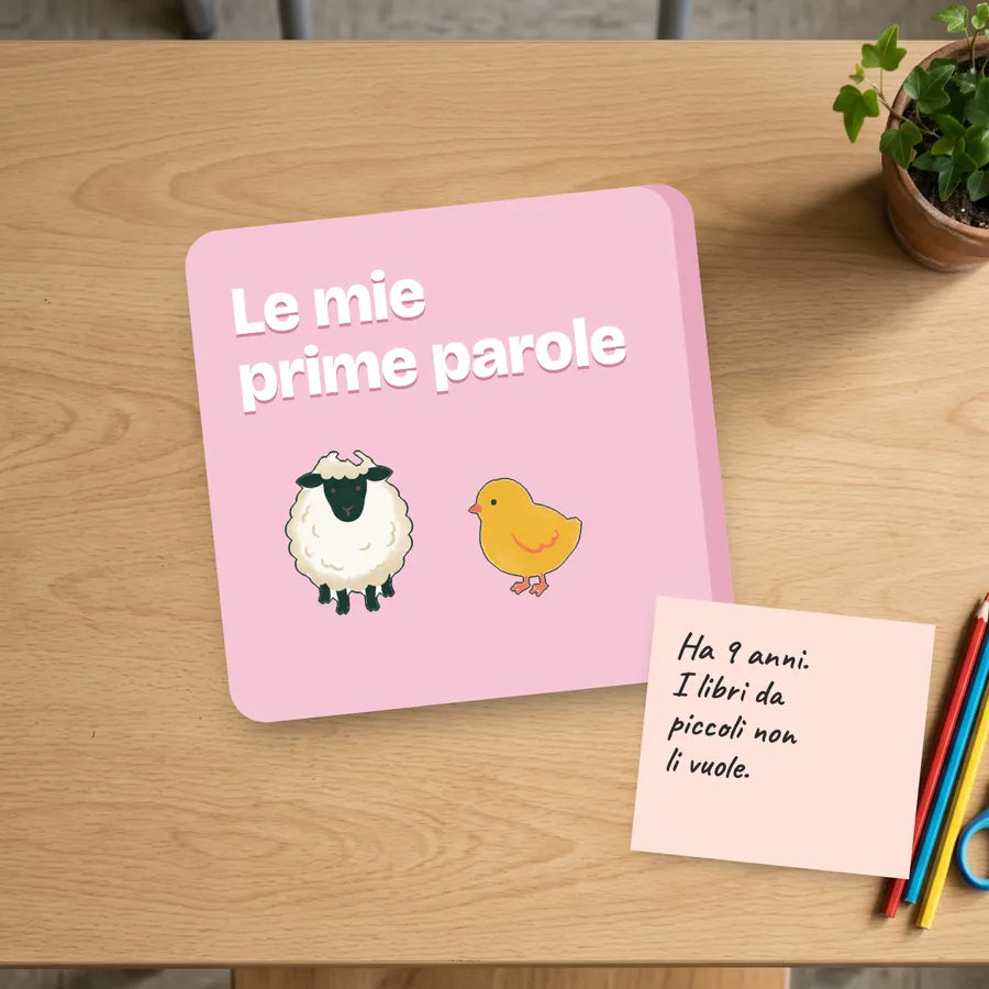 Un libro cartonato per i più piccoli accanto a un post-it che dice che ha nove anni