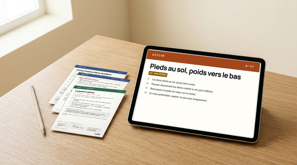 La carte A-03 sur la tablette et les cartes imprimées E-05 et F-02