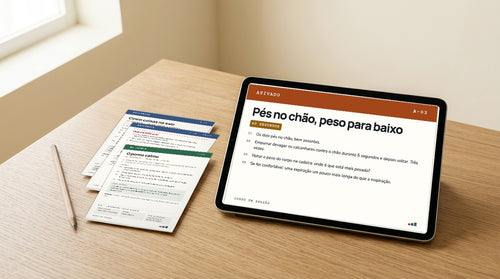 A carta A-03 no tablet e as cartas impressas D-05 e J-02