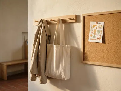 Ingresso del nido con cappotto appeso e la scheda di domani sulla bacheca